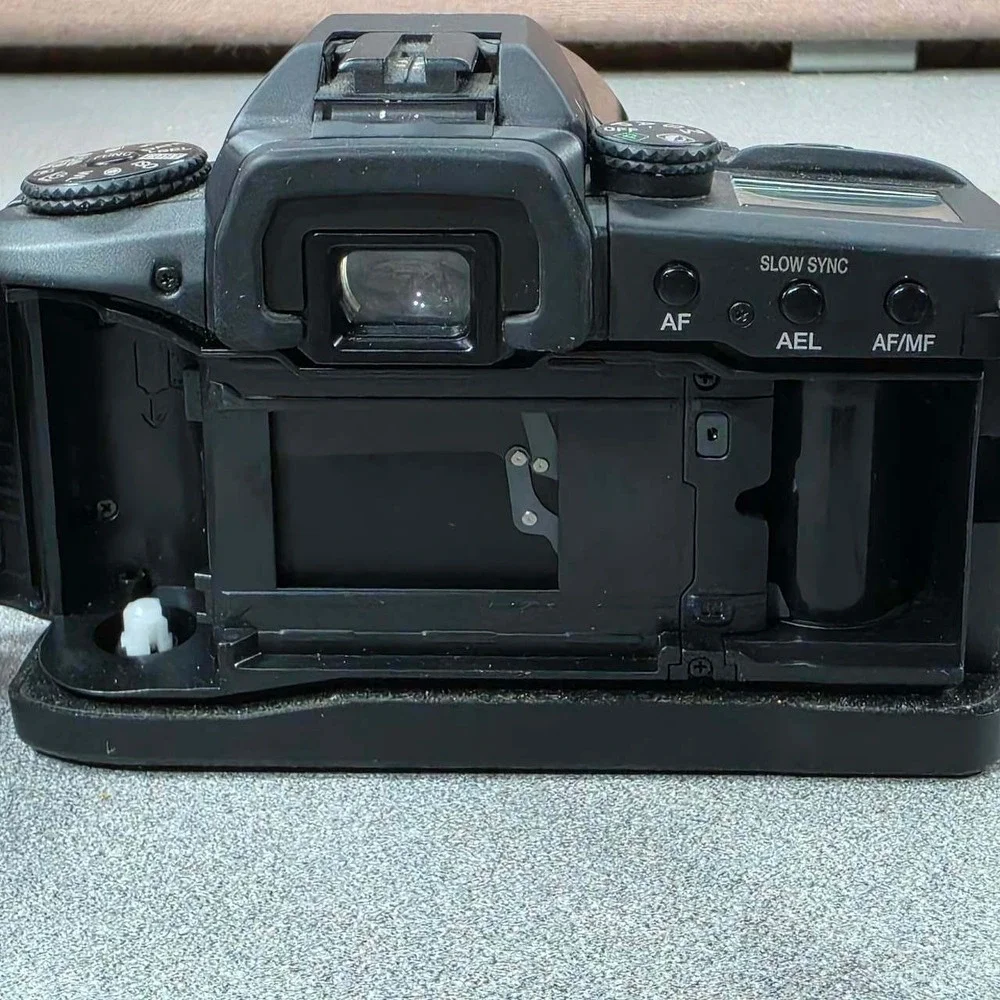 Minolta Maxxum 70 SLR Film Camera 35mm Excellent 70-210mm f/4.5-5.6 lens Works.